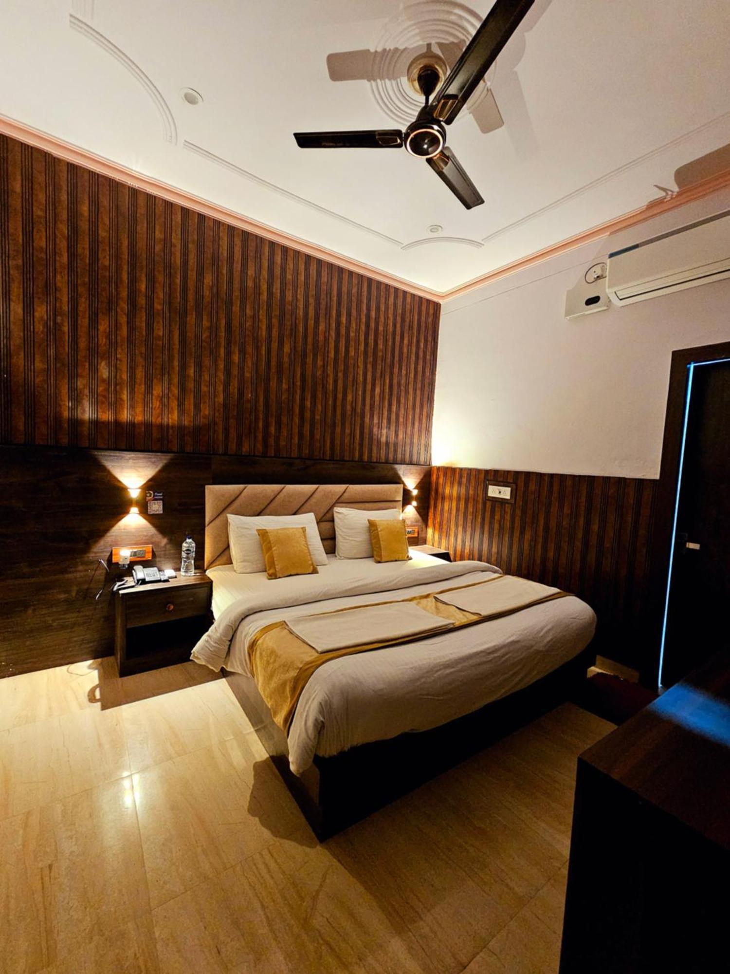 Shri Krishna Divine Dham Hotel Mathura Luaran gambar