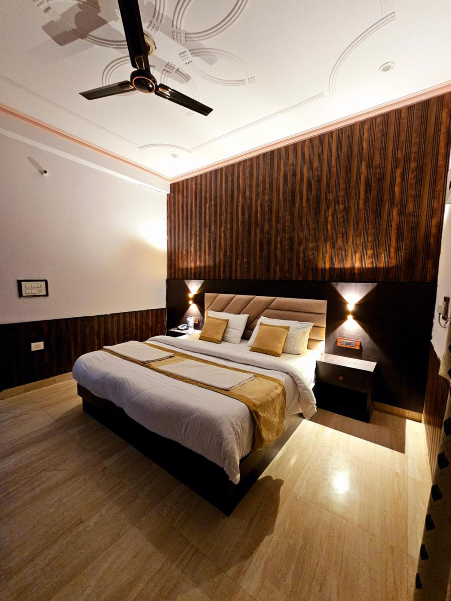 Shri Krishna Divine Dham Hotel Mathura Luaran gambar