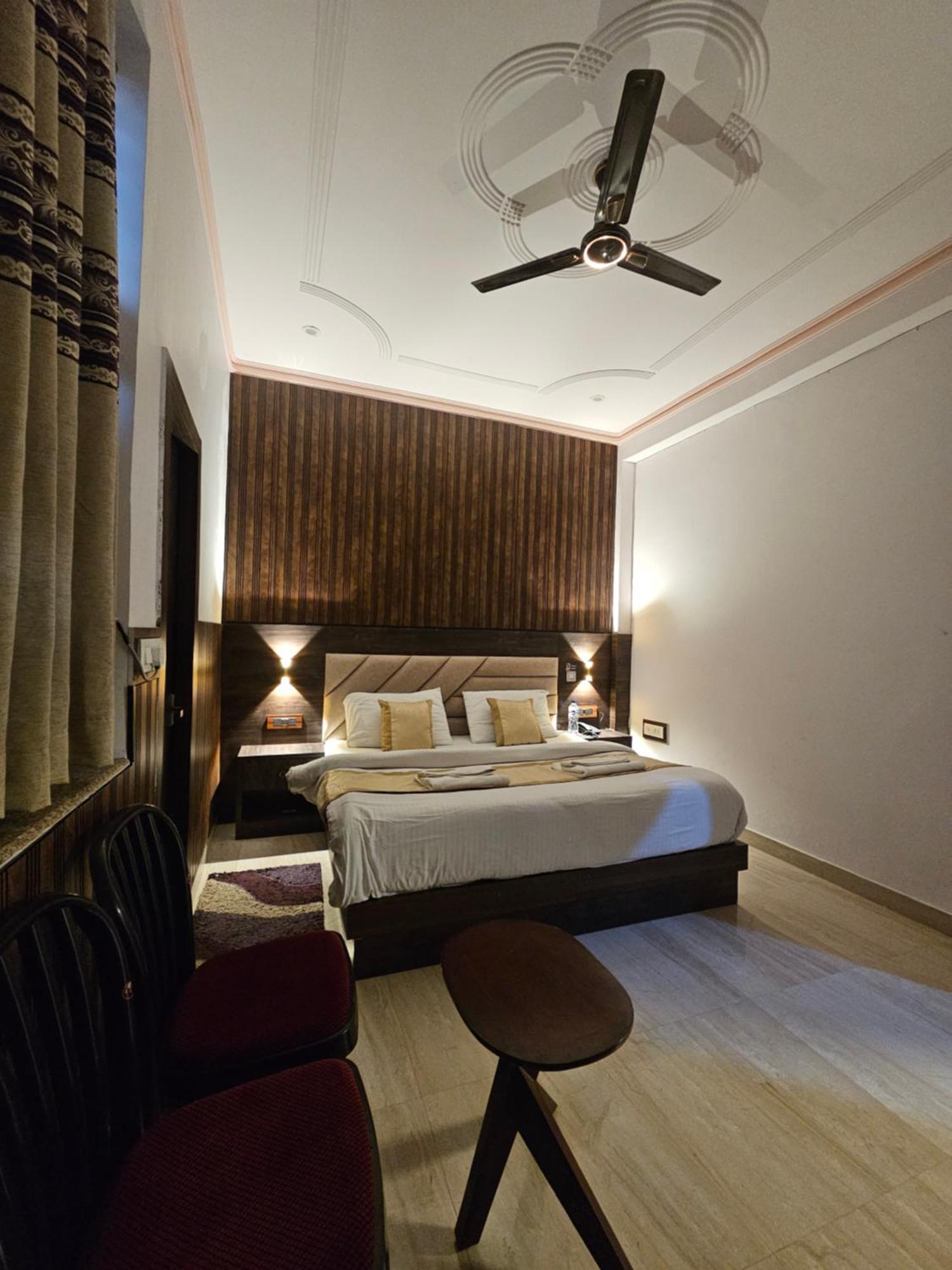 Shri Krishna Divine Dham Hotel Mathura Luaran gambar