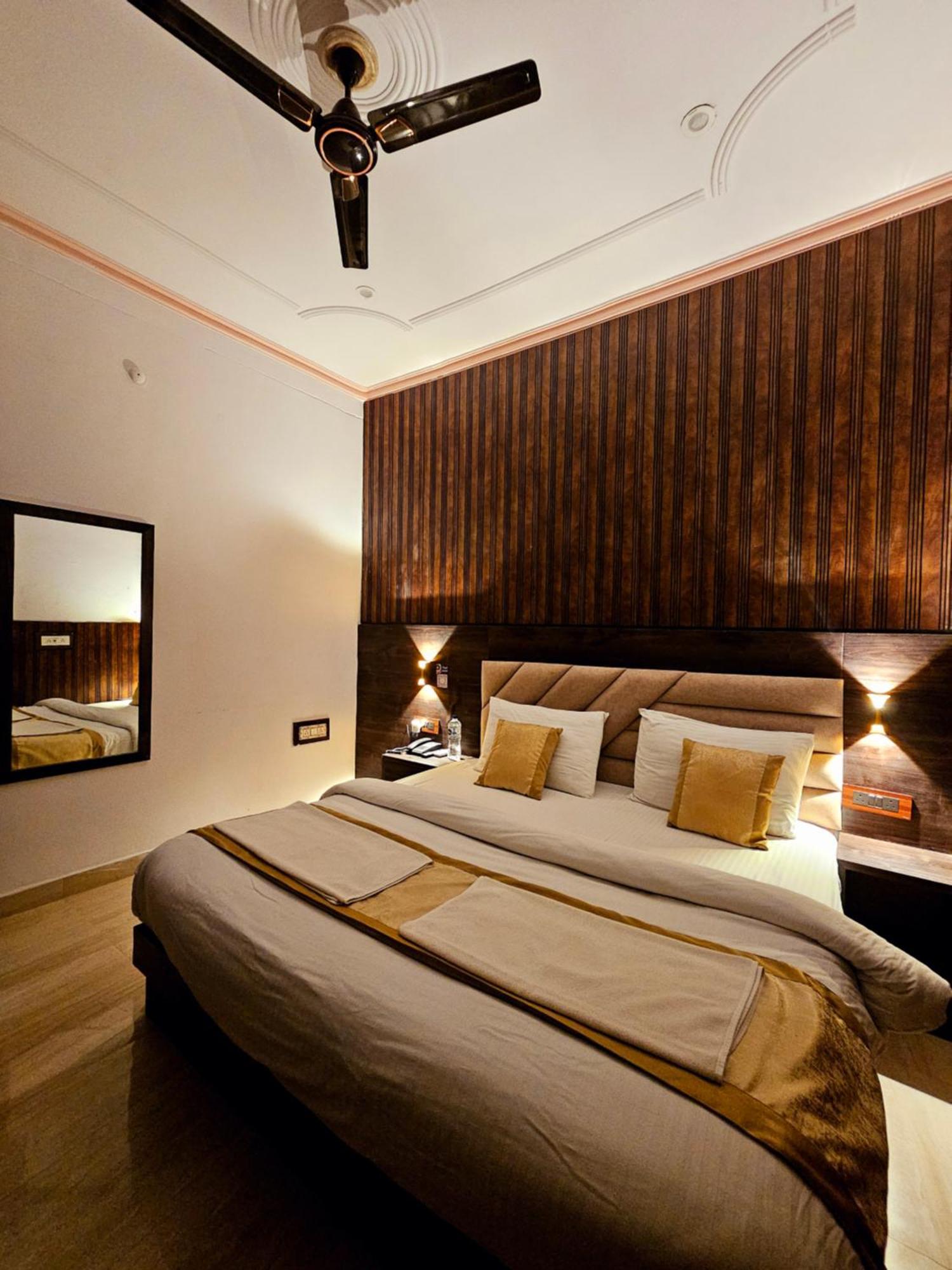 Shri Krishna Divine Dham Hotel Mathura Luaran gambar